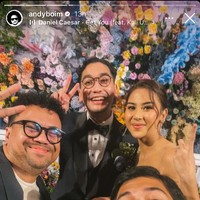 Andi Boim bersama Muzakki Ramdhan juga tampak hadir serta berpose bersama kedua mempelai. Ekspresi bahagia tampak jelas di wajah pasutri baru tersebut. Foto: Instagram