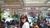 Banyak yang penasaran dengan sosok Anisha Isa yang sejak dulu santer dikabarkan menjadi kekasih Pangeran Mateen. Lewat beberapa foto yang ada, Anisha diketahui hobi masak dan kulineran. Foto: Pool/Site