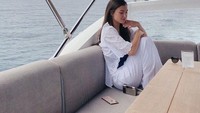 Sering berlibur bareng sang pangeran, ini salah satu pose Anisha ketika bersantai dan menikmati minuman di yacht mewah. Foto: Pool/Site