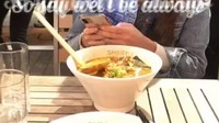 Sempat menempuh pendidikan di Inggris, Anisha dan teman-temannya sering mencicipi berbagai restoran di sana. Foto: Pool/Site