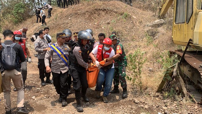 Petugas saat mengevakuasi jasad Kodir yang ditemukan di tengah kebakaran lahan
