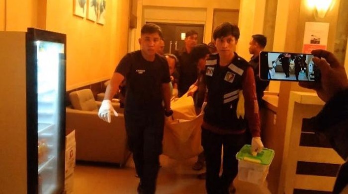 Polisi mengevakuasi jasad anggota DPRD Kolaka yang ditemukan di hotel Kendari.
