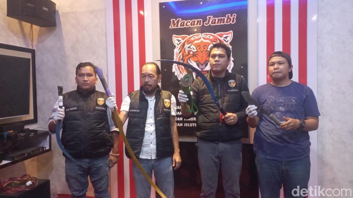 Polisi menunjukkan sejumlah barang bukti sajam yang diamankan dari sejumlah kelompok berandalan remaja di Kota Jambi