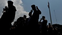 Aparatur Sipil Negara melaksanakan Shalat Istisqa atau Shalat meminta hujan di Lapangan Balai Kota, Bandung, Jawa Barat, Senin (9/10/2023).