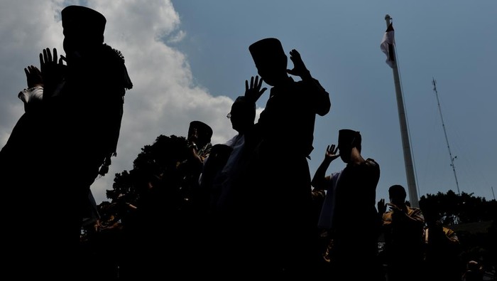 Potret ASN Gelar Shalat Istisqa di Lapangan Balai Kota Bandung Aparatur Sipil Negara menunggu pelaksaan Shalat Istisqa atau Shalat meminta hujan di Lapangan Balai Kota, Bandung, Jawa Barat, Senin (9/10/2023). Shalat tersebut dilaksanakan untuk meminta diturunkannya hujan kepada Allah agar kemarau panjang yang melanda beberapa wilayah di Indonesia cepat usai. ANTARA FOTO/Raisan Al Farisi/foc.
