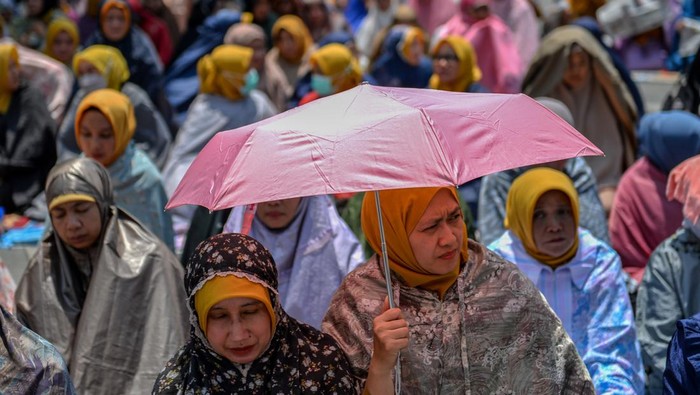 Aparatur Sipil Negara menunggu pelaksaan Shalat Istisqa atau Shalat meminta hujan di Lapangan Balai Kota, Bandung, Jawa Barat, Senin (9/10/2023). Shalat tersebut dilaksanakan untuk meminta diturunkannya hujan kepada Allah agar kemarau panjang yang melanda beberapa wilayah di Indonesia cepat usai. ANTARA FOTO/Raisan Al Farisi/foc.