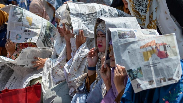 Aparatur Sipil Negara menunggu pelaksaan Shalat Istisqa atau Shalat meminta hujan di Lapangan Balai Kota, Bandung, Jawa Barat, Senin (9/10/2023). Shalat tersebut dilaksanakan untuk meminta diturunkannya hujan kepada Allah agar kemarau panjang yang melanda beberapa wilayah di Indonesia cepat usai. ANTARA FOTO/Raisan Al Farisi/foc.