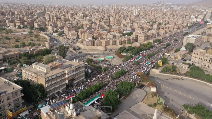 Potret Dukungan untuk Palestina di Sejumlah Negara Houthi supporters rally to show support to Palestinian factions, in Sanaa, Yemen October 7, 2023. Houthi Media Office/Handout via Reuters THIS IMAGE HAS BEEN SUPPLIED BY A THIRD PARTY