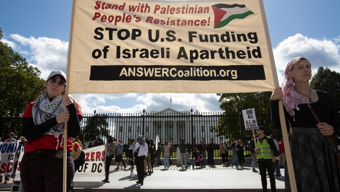 Potret Dukungan untuk Palestina di Sejumlah Negara Supporters of the Palestinian people from the Palestinian Youth Movement and other groups demonstrate outside the White House about the conflict between Israel and Hamas, during a protest in Washington, U.S., October 8, 2023. REUTERS/Allison Bailey. NO RESALES. NO ARCHIVES
