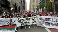Warga Palestina-Amerika dan pendukungnya berbaris saat konflik antara Israel dan kelompok militan Palestina Hamas berlanjut, di pusat kota Chicago, AS. REUTERS/Eric Cox.
