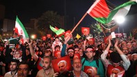 Warga Iran merayakannya saat pertemuan untuk mendukung Palestina, di Teheran, Iran. Majid Asgaripour/WANA via REUTERS.