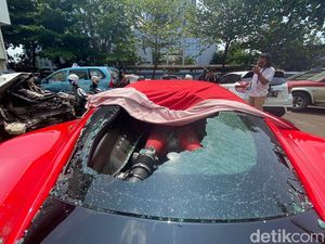 7 Fakta Pengemudi Ferrari Penyeruduk 5 Kendaraan Jadi Tersangka