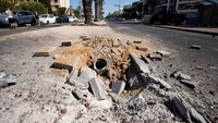 Sisa roket yang diluncurkan dari Gaza tergeletak di tanah, di Ashkelon, Israel 7 Oktober 2023. REUTERS/Amir Cohen.  