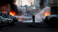 Ratusan mobil juga ikut rusak akibat serangan Hamas. REUTERS/Amir Cohen.  