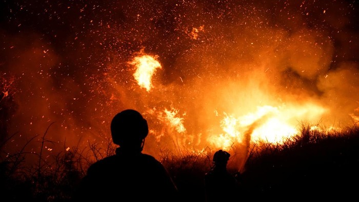 Potret Kerusakan di Israel Akibat Serangan Hamas An emergency personnel works to extinguish fire after rockets launched from the Gaza Strip, as seen from the city of Ashkelon, Israel October 7, 2023. REUTERS/Amir Cohen