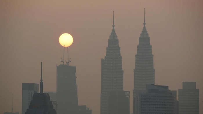 The sun rises above Kuala Lumpur's skyline on a hazy day in Kuala Lumpur, Malaysia October 9, 2023. REUTERS/Hasnoor Hussain