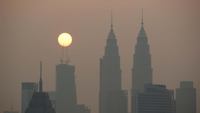 Potret Kuala Lumpur Ikut Berkabut Asap The sun rises above Kuala Lumpur's skyline on a hazy day in Kuala Lumpur, Malaysia October 9, 2023. REUTERS/Hasnoor Hussain