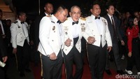 Momen ini terlihat saat Upacara Parade Senja dalam rangka HUT ke-78 TNI.  