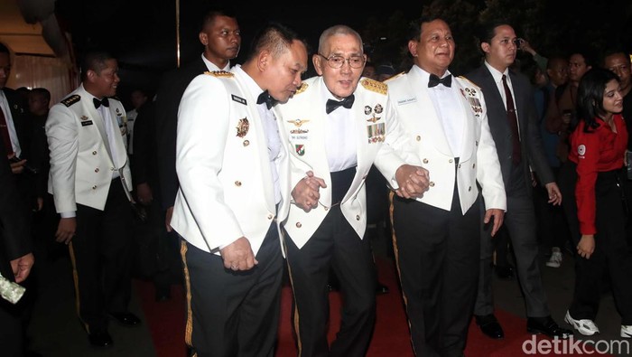 Potret Prabowo, Try Sutrisno dan Dudung Jalan Bergandengan (Kiri-Kanan) Kepala Staf Angkatan Darat Dudung, Wakil Presiden RI ke-6 Tri Sutrisno, dan Menteri Pertahanan Prabowo Subianto berjalan bergandengan usai acara Parade Senja di Kementerian Pertahanan, Jakarta, Senin (9/10/2023).