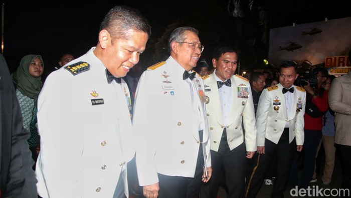 Potret Prabowo, Try Sutrisno dan Dudung Jalan Bergandengan (Kiri-Kanan) Kepala Staf Angkatan Darat Dudung, Wakil Presiden RI ke-6 Tri Sutrisno, dan Menteri Pertahanan Prabowo Subianto berjalan bergandengan usai acara Parade Senja di Kementerian Pertahanan, Jakarta, Senin (9/10/2023).