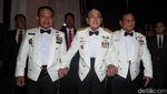 Potret Prabowo, Try Sutrisno dan Dudung Jalan Bergandengan