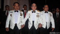 (Kiri-Kanan) Kepala Staf Angkatan Darat Dudung, Wakil Presiden RI ke-6 Tri Sutrisno, dan Menteri Pertahanan Prabowo Subianto berjalan bergandengan usai acara Parade Senja di Kementerian Pertahanan, Jakarta, Senin (9/10/2023).  