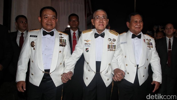 Potret Prabowo, Try Sutrisno dan Dudung Jalan Bergandengan (Kiri-Kanan) Kepala Staf Angkatan Darat Dudung, Wakil Presiden RI ke-6 Tri Sutrisno, dan Menteri Pertahanan Prabowo Subianto berjalan bergandengan usai acara Parade Senja di Kementerian Pertahanan, Jakarta, Senin (9/10/2023).