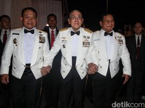 Potret Prabowo, Try Sutrisno dan Dudung Jalan Bergandengan
