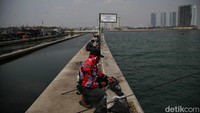 Wali Kota Jakarta Utara Ali Maulana Hakim kepada wartawan dalam acara peresmian Reservoir Komunal Rusun Waduk Pluit, Penjaringan, Jakarta Utara, Rabu, mengatakan tanggul Muara Baru berada di kawasan PT Pelindo (Persero).