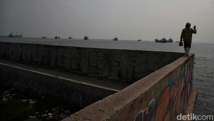 Video yang dinarasikan tanggul laut raksasa (giant sea wall) Jakarta mengalami kebocoran beredar di media sosial. Tanggul pengaman pantai di pesisir utara Jakarta itu ditinggikan setiap dua tahun.