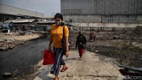 Tanggul pengaman pantai itu berlokasi di lahan PT Pelindo (Persero) Muara Baru, RW 17 Penjaringan, Jakarta Utara (Jakut). Menurut Djahruddin, pekerja tanggul sudah bekerja sekitar satu bulan. Adapun ketinggian awal tanggul sekitar 3-4 meter.