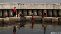 Pengawas pekerjaan proyek peninggian tanggul Muara Baru, M Djahruddin, mengatakan penyesuaian tinggi tanggul dilakukan setiap dua tahun agar air laut tidak luber atau meluap melewati tanggul saat pasang laut sedang tinggi.