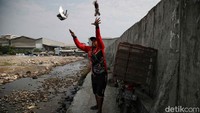 Tanggul laut raksasa itu dibangun oleh pemerintah dengan kemitraan investasi swasta sejak 2014, dan telah menelan biaya kurang lebih sebesar puluhan triliun rupiah.