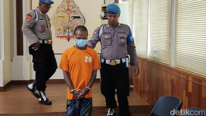 Pria inisial PT warga Minggir, Sleman, pelaku pemerkosaan dua remaja dihadirkan dalam jumpa pers Polresta Sleman, Senin (9/10/2023).