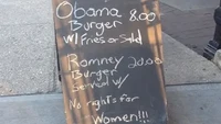 Mengundang kegaduhan, sebuah papan menu di depan restoran ini menjual burger dengan nama Obama Burger. Kalimat gurauan yang kontroversial juga dituliskan pada promosi kocaknya. Foto: BuzzFeed