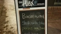 Awalnya seperti iklan dengan pantun yang menarik tetapi pemilik restoran tetap berusaha memaksa calon pelanggan. Membuat puisi hal yang berat, maka makan di sini! tulis pada papan promosi. Foto: BuzzFeed