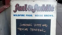 Restoran bernama Fuel&Fuddle tampaknya salah mempekerjakan karyawan. Ia yang disuruh menulis promosi makanan yang provokatif justru menulis perintah dari atasannya. Foto: BuzzFeed