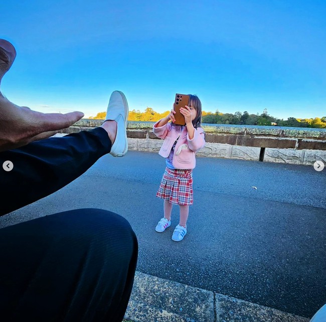 Tak hanya berdua, Raisa mengajak serta putri kecilnya, Zalina. Kehadiran Zalina dalam foto-foto yang diunggah oleh Raisa dan Hamish ke akun Instagramnya itu pun berhasil mencuri atensi. Foto: Instagram/@hamishdw