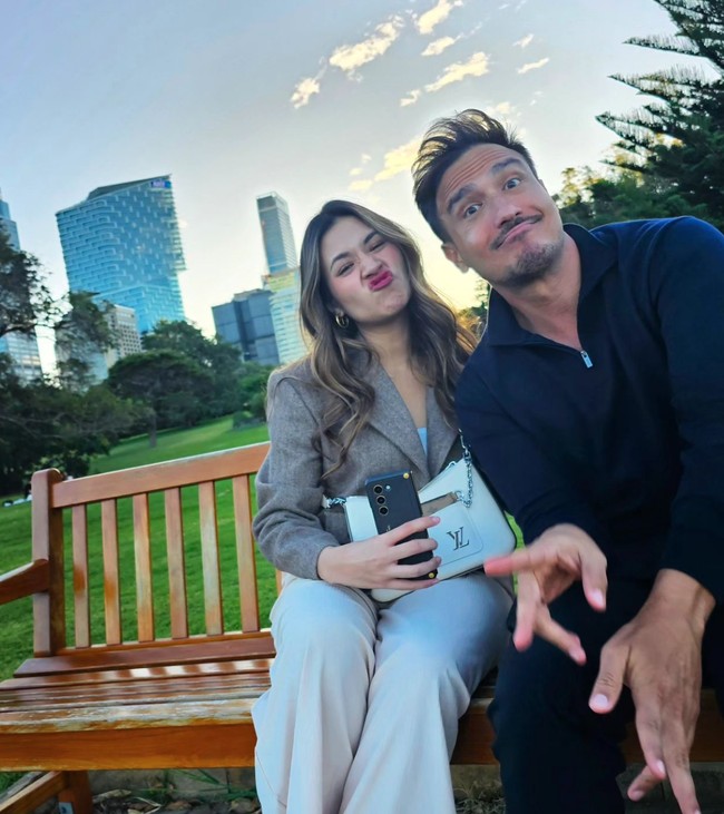 Sudah semakin besar, putri semata wayang Raisa dan Hamish itu kini sudah bisa menjadi fotografer pribadi bagi kedua orangtuanya. Hasilnya, seperti dalam foto yang satu ini. Foto: Instagram/@hamishdw