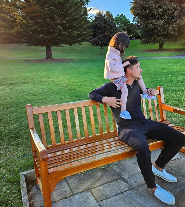 Walaupun sejak lahir hingga saat ini Raisa dan Hamish tetap kompak untuk tidak memamerkan wajah anak mereka ke media sosial, namun banyak yang memuji penampilan Zalina. Para netizen menyebut anak Raisa dan Hamish itu sudah terlihat cantik meski hanya dari belakang. Foto: Instagram/@hamishdw