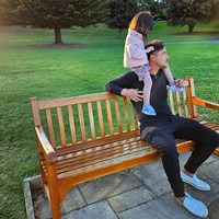 Walaupun sejak lahir hingga saat ini Raisa dan Hamish tetap kompak untuk tidak memamerkan wajah anak mereka ke media sosial, namun banyak yang memuji penampilan Zalina. Para netizen menyebut anak Raisa dan Hamish itu sudah terlihat cantik meski hanya dari belakang. Foto: Instagram/@hamishdw