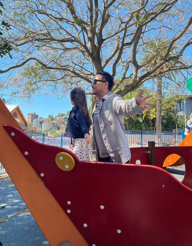 Sudah semakin besar, Zalina yang kini berusia 4 tahun ituu tampak dekat dengan sang ayah. Keduanya pun kerap menghabiskan waktu bersama. Foto: Instagram/@raisa6690