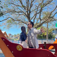 Sudah semakin besar, Zalina yang kini berusia 4 tahun ituu tampak dekat dengan sang ayah. Keduanya pun kerap menghabiskan waktu bersama. Foto: Instagram/@raisa6690