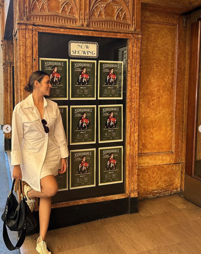 Tak lupa Raisa berpose bersama poster konsernya yang berlangsung di Sydney. Konser bertajuk Soundquirang X itu digelar pada 1 Oktober 2023. Foto: Instagram/@raisa6690