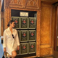 Tak lupa Raisa berpose bersama poster konsernya yang berlangsung di Sydney. Konser bertajuk Soundquirang X itu digelar pada 1 Oktober 2023. Foto: Instagram/@raisa6690