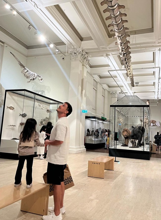 Tak hanya untuk menemani sang mama, Zalina juga berjalan-jalan bersama orangtuanya di Sydney. Seperti dalam foto, saat Zalina dan Hamish berada di sebuah museum. Foto: Instagram/@raisa6690