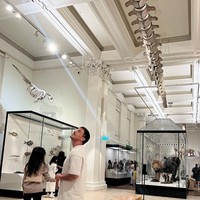 Tak hanya untuk menemani sang mama, Zalina juga berjalan-jalan bersama orangtuanya di Sydney. Seperti dalam foto, saat Zalina dan Hamish berada di sebuah museum. Foto: Instagram/@raisa6690