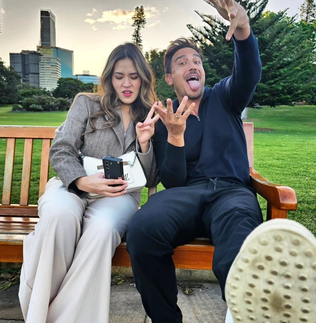 Raisa bersama keluarganya beberapa waktu lalu diketahui bertolak ke Sydney, Australia untuk keperluan pekerjaannya sekaligus liburan. Raisa diketahui menggelar konser di Sydney beberapa hari yang lalu. Foto: Instagram/@hamishdw