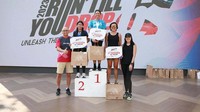 Direktur Keagenan PT AIA FINANCIAL (AIA), Kevin Kwon (kiri) menyerahkan hadiah kepada 3 besar finisher di ajang Run ‘Till You Drop (RYTD) pada Minggu, 8 Oktober 2023 di Bali.  