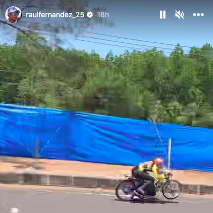 Raul Fernandez nonton drag race lokal